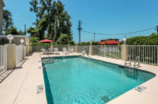 Econo Lodge Inn & Suites