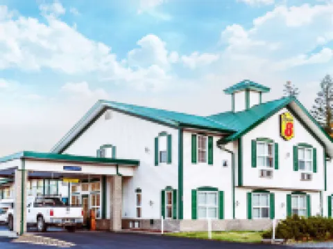 Super 8 by Wyndham 100 Mile House Hotels in 100 Mile House