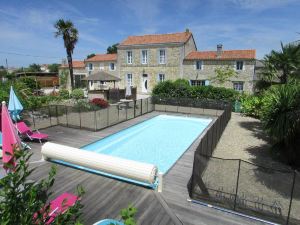 Fisherman guest room with heated swimming pool - Logis de Chalons by the sea