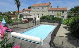 Cottage la Brise Marine - 5 People with Heated Swimming Pool