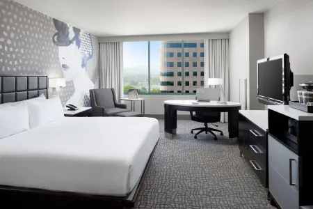 Hilton Woodland Hills/ Los Angeles Отели рядом с достопримечательностью «Valley Presbyterian Church»