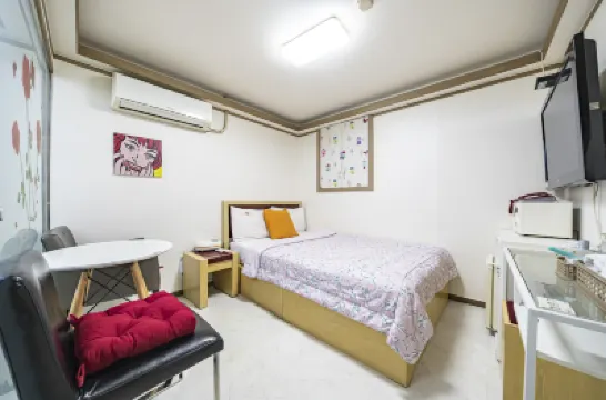 Yeonsinnae Red Hotel berhampiran Kuil Jingwansa