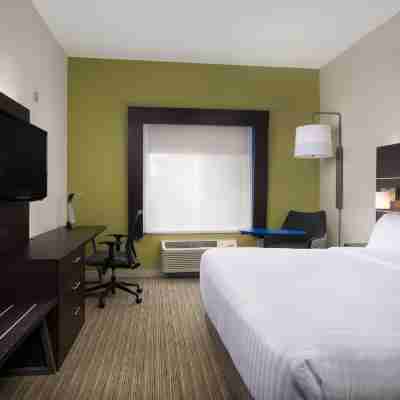 Holiday Inn Express & Suites Independence-Kansas City Rooms