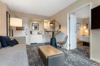 Sheraton Suites Old Town Alexandria Hotels near Athenaeum