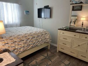 Hibiscus Breeze - Newly Renovated 3 Br Home - Shared Hot Tub