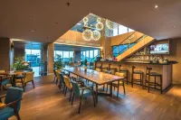 Oakwood Hotel & Residence Surabaya - bar