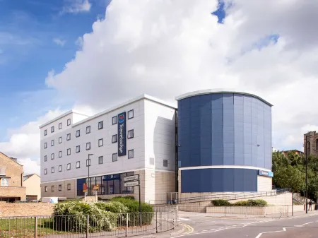 Travelodge London Kew Bridge Hotel Отели рядом с достопримечательностью «Дворец Кью»