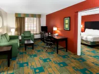 La Quinta Inn & Suites by Wyndham Milwaukee Bayshore Area Hotels in Glendale