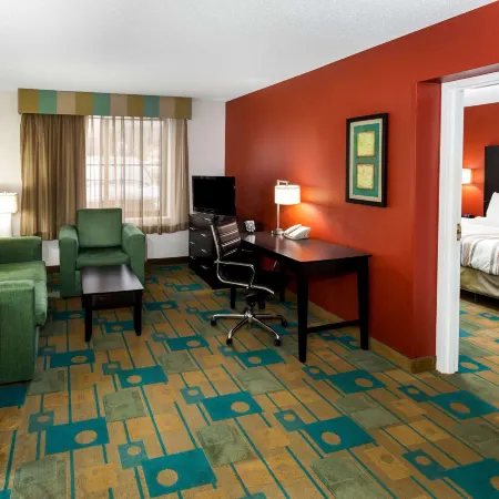 La Quinta Inn & Suites by Wyndham Milwaukee Bayshore Area