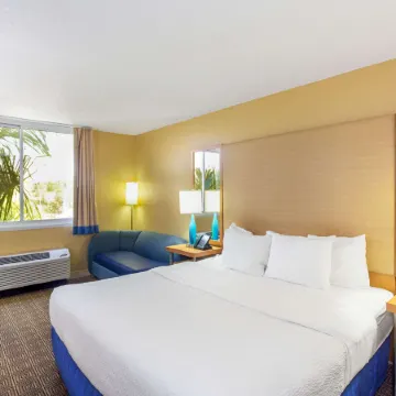 La Quinta Inn & Suites by Wyndham Sarasota Downtown
