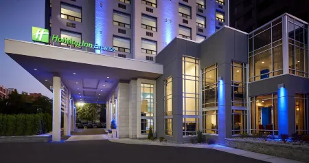 Holiday Inn Express Windsor Waterfront Отели в г. Виндзор