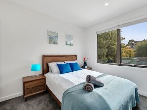 Melbourne 3 Bedrooms Family House by KozyGuru