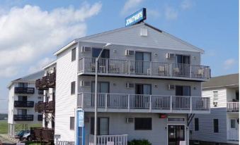 Jonathan's Ocean Front Studio Suites Hampton Beach! - Housity