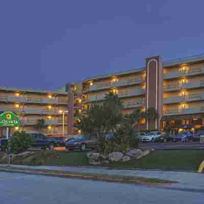 La Quinta Inn & Suites by Wyndham Cocoa Beach Oceanfront Hotel Exterior