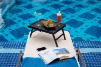 Sarai and Wander - piscina