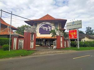 RedDoorz Plus near Tugu Mercusuar Anyer