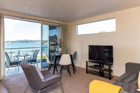 Edgewater Palms Apartments Отели рядом с достопримечательностью «Hole In The Rock Dolphin Cruise»