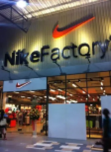 ดิลักซ์ ป๊อปปูลาร์ คอนโด