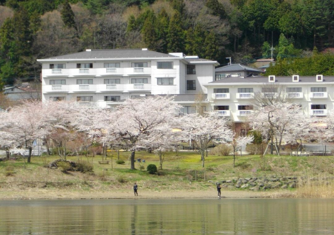 足和田酒店（Ashiwada Hotel）足和田酒店位於河口湖正面，四周被青山綠水圍繞。（trip.com）