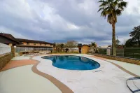 OYO Pinewood Inn & Suites Silsbee Hotels in Lumberton