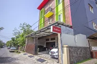 RedDoorz near Trans Studio Mall 2 - Pensions