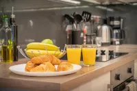 Central Apartment with 55” Smart TV+Netflix Hotels in Andover