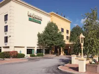 La Quinta Inn & Suites by Wyndham Milwaukee Bayshore Area