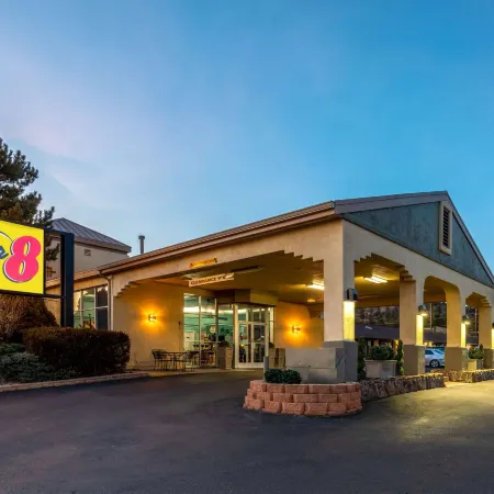 Super 8 by Wyndham Nau/Downtown Conference Center
