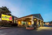 Super 8 by Wyndham Nau/Downtown Conference Center - Pet friendly