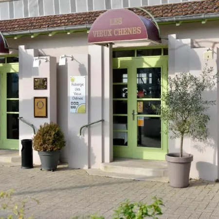 Logis Auberge des Vieux Chenes Отели в г. Мальмор