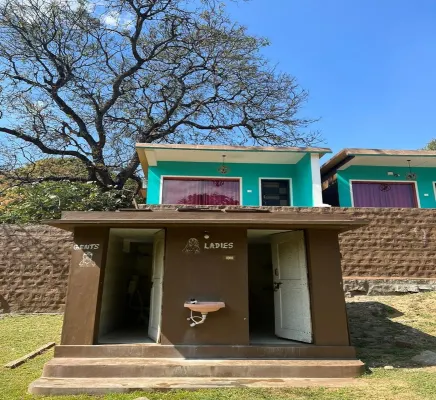Leo Wooden Resort فنادق في Koppal