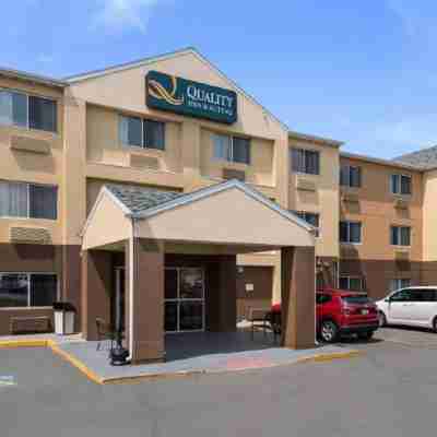 Quality Inn & Suites Hotel Exterior