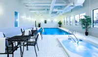 Best Western Plus Winnipeg Airport Hotel - مسبح