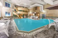 Wingate by Wyndham Edmonton West - สวนน้ำ