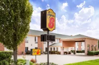 Super 8 by Wyndham Pekin/Peoria Area - parking