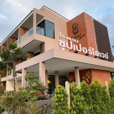 Super Highway Hotel Отели рядом с достопримечательностью «Ват Тхамкаолуанг»