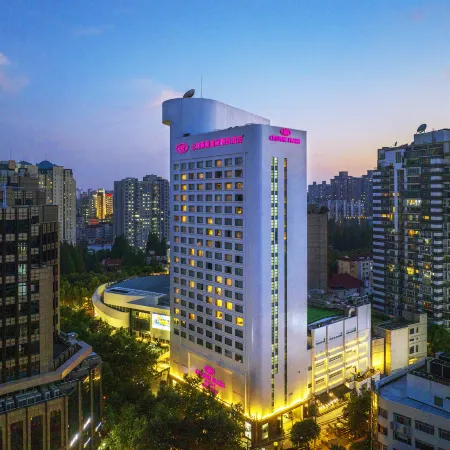 Crowne Plaza SHANGHAI by IHG Отели рядом с достопримечательностью «Станция метро Xujiahui»