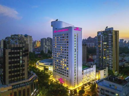 Crowne Plaza Shanghai Отели рядом с достопримечательностью «Shanghai Normal University (Haicheng Road)»