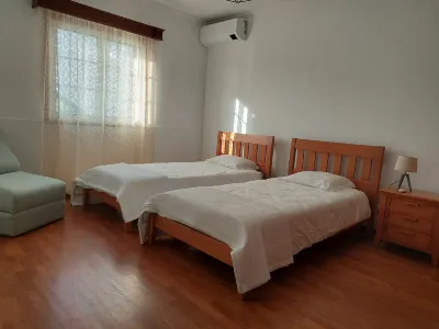 Holiday Home 2 Minutes from the Beach and Close to Major Tourist Attractions!