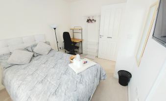 Room in Guest Room - Double Room, Full Kitchen, Smart TV, Shared Bathroom in 3-Bed Home