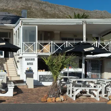 Boulders Beach Hotel, Cafe and Curio Shop Отели рядом с достопримечательностью «Пляж Лонг-Бич»