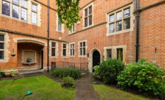 The Woking Wonder - Captivating 3Bdr Flat with Parking