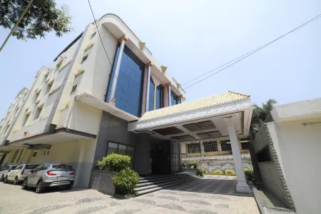 Zip by Spree Hotels Surabi International Vellore Отели рядом с достопримечательностью «Технологический институт Веллуру»