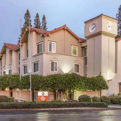 Best Western Plus Airport Plaza Отели рядом с достопримечательностью «Сантана Роу»