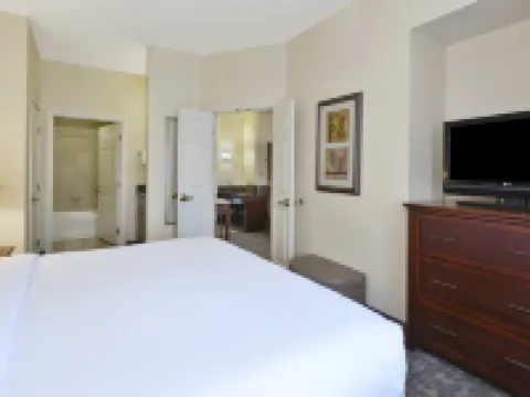 Staybridge Suites 蘭辛，奧克莫斯by IHG 奧克莫斯酒店