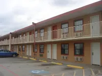 Royal Inn Greenville - parking