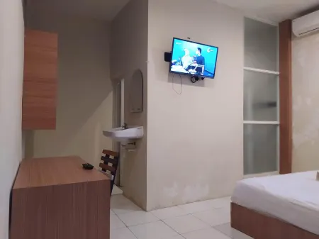 RedDoorz Near Majapahit Semarang 2 Отели рядом с достопримечательностью «Централна джамия на Съмаранг»