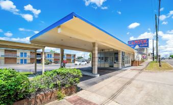 Capitol Inn and Suites - Housity