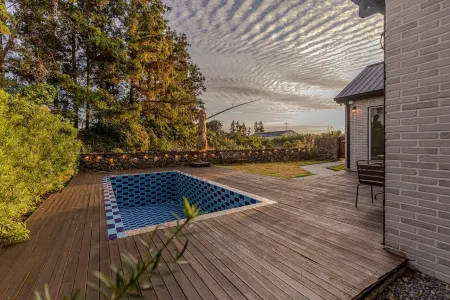 Jeju Cheongsu-ri Haru Private Pension Отели рядом с достопримечательностью «Dolgeobugi Suseok Bakmulkwan»