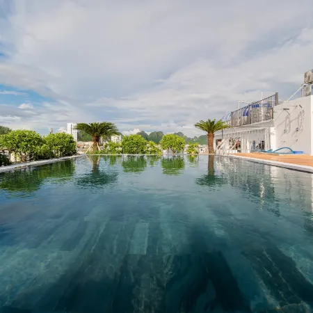 River Way Hotel Ha Long Отели рядом с достопримечательностью «Бухта Халонг»